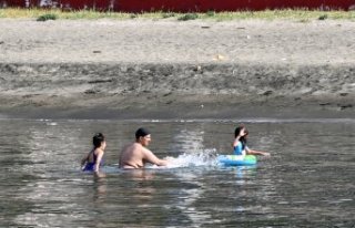 Trabzon'da sıcak havayı fırsat bilenler denize...