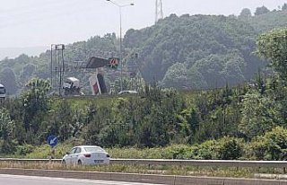 Anadolu Otoyolu'nda kamyonun açık kalan damperi...