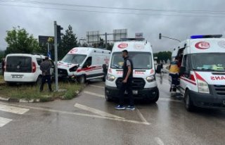 Ambulansla çarpışan hafif ticari araçtaki 3 kişi...