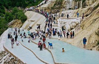 Giresun'daki Göksu travertenleri ve Mavigöl'de ziyaretçi...