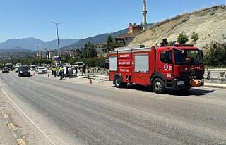Karabük'te aydınlatma direğine çarpan otomobilin...