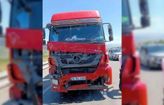 Karabük'te kamyonun yol kenarındaki hafif ticari...