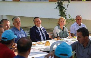 Turhal Belediye Başkanı Ural, belediye personeliyle...