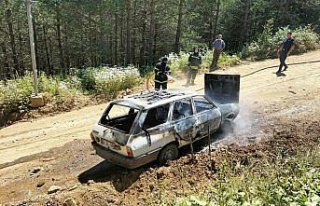 Vezirköprü'de yangın çıkan araç kullanılmaz...
