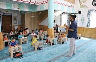 Amasya'da imam camiyi sevdirmek için minik öğrencileriyle...