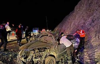 Bolu'da su kanalına devrilen otomobildeki 1...