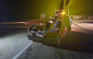 Çorum'da hafif ticari araçla çarpışan otomobilin...