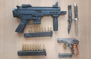 Otomobil aldıkları kişiyi tehdit ettiği öne sürülen...