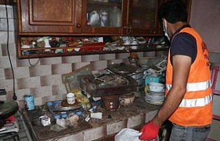 Samsun'da bir evden 4 römork çöp çıkarıldı