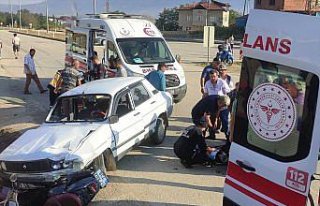 Sinop'ta otomobille motosikletin çarpıştığı...