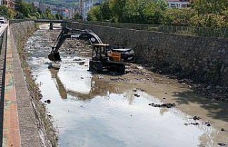 Cide'de su baskınlarına karşı kanal temizliği...