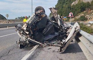 Zonguldak'ta bariyere çarpan hafif ticari aracın...