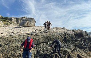 Bartın'da kayalıklarda mahsur kalan Rus turistleri...
