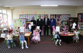 Mektup gönderen öğrencilere Bakan Ersoy hediyelerle...