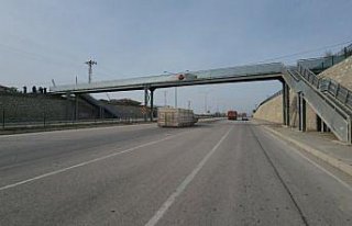 Amasya'da kamyonun damperi üst geçide çarparak...