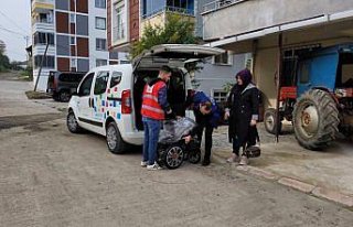Yardıma muhtaç kişiye Türk Kızılaydan akülü...
