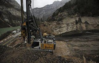 Bosna Hersek'te selden zarar gören demir yolu...