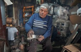 Emektar bakırcılar karşılıklı dükkanlarda mesleklerini...