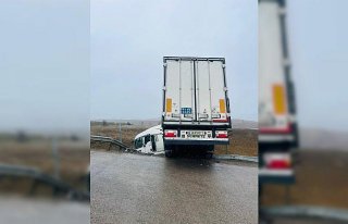 Karabük’te tırın şarampole devrilme anı kameraya...