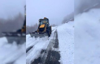Tokat'ta kara saplanan ambulansı İl Özel İdaresi...