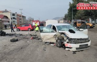 İki otomobilin karıştığı kazada 1'i ağır...