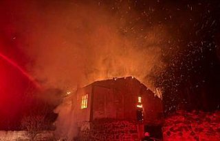 Amasya'da 2 evde çıkan yangın hasara neden...