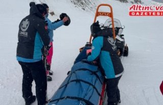 Ilgaz'da kayak yaparken düşerek yaralanan kişi...