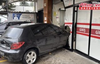 Samsun'da cipin çarptığı otomobil hastanenin...