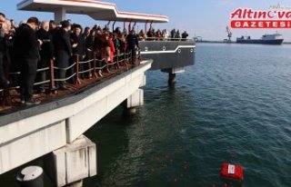 Samsun'da mübadiller denize karanfil bırakarak...