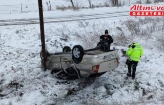 Amasya'da devrilen otomobildeki 3 kişi yaralandı