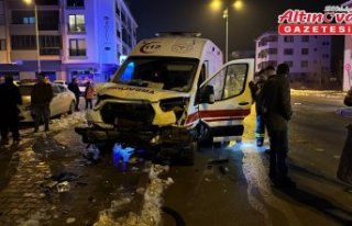 Bartın'da ambulans ile otomobilin çarpıştığı...