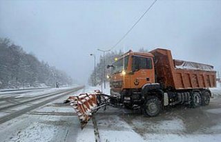 Bolu Dağı'nda yoğun kar yağışı etkili...