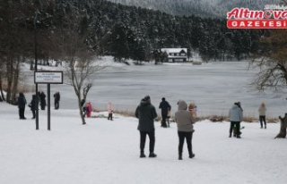 Hafta sonunu fırsat bilenler Gölcük Tabiat Parkı'nda...