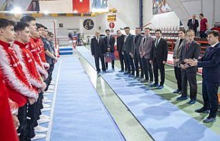 Japon diplomat Iwasa, Bolu'da milli cimnastikçileri...