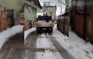 Karabük Belediyesi karla mücadele çalışmalarını...