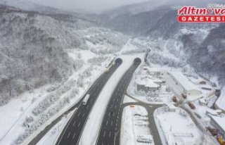Karla kaplanan Anadolu Otoyolu'nun Bolu Dağı...