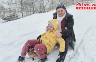 Kastamonu'da öğrenci ve veliler kızak keyfi...