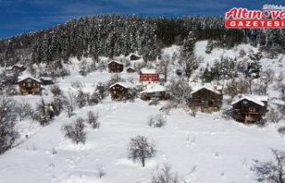 Kastamonu'nun tarih kokan ahşap evleri karla...