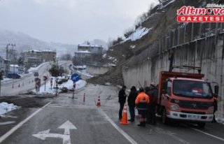 Ordu-Ulubey kara yolu heyelan nedeniyle ulaşıma...