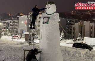 Rizeli gençlerden 4,5 metrelik kardan adam