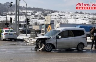 Samsun'da hafif ticari araç ile otomobilin çarpışması...