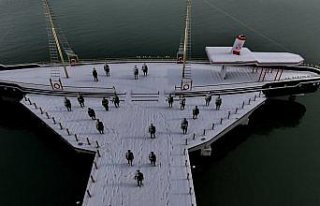 Samsun'un simgelerinden Tütün İskelesi karla...