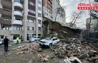 Trabzon'da bir sürücü çöken istinat duvarının...