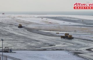 Trabzon Havalimanı'nda karla mücadele çalışmaları...