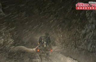 Yolu kapanan köyde rahatsızlanan çocuğu hastaneye...