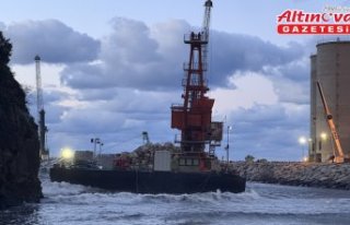 Zonguldak'ta yüzer vinçte mahsur kalan 5 kişi...