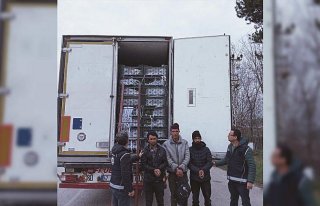 Amasya'da karpuz taşıyan tırın dorsesinde...