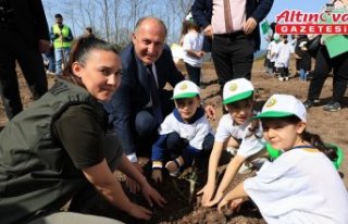 Arhavi'de öğrenciler fidanları toprakla buluşturdu