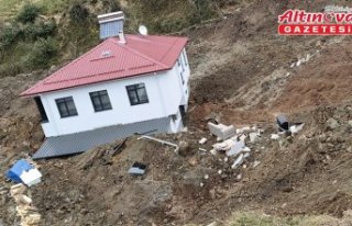 Artvin'deki heyelandan etkilenen 2 katlı ev...