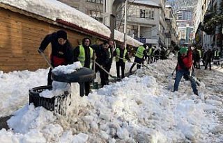 Artvin'de kar temizleme çalışmalarına vatandaşlar...